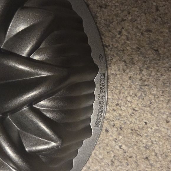 Nordic Ware Sunflower Bundt Cake Pan - Picture 3 of 4